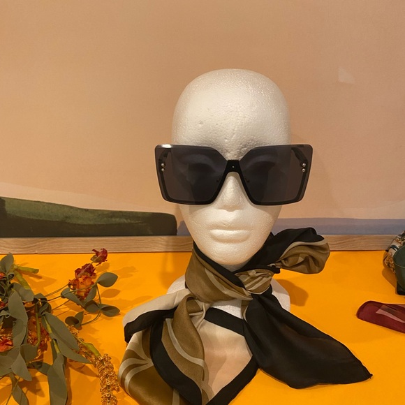 Black Oversized Sunglasses - Picture 2 of 6